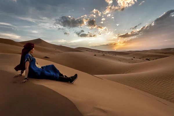 Vrouw Zit Sahara Woestijn Marokko — Stockfoto
