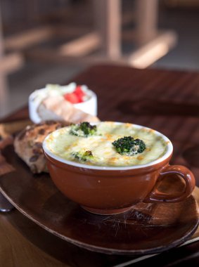 Bir kase geleneksel Asya çorbası.