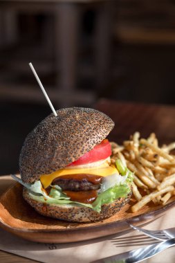 Sığır etli, domatesli ve marullu burger, yakın plan.