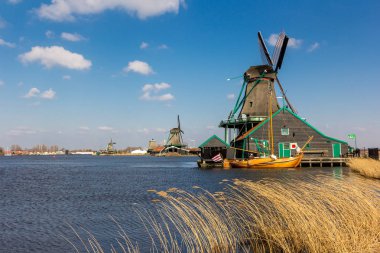 Zaanse Schans 'da geleneksel Hollanda eski ahşap yel değirmeni