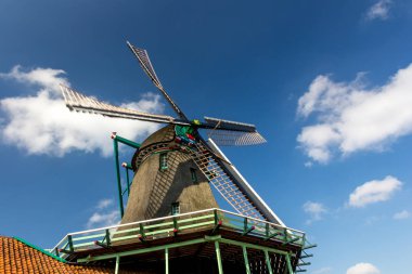 Zaanse Schans 'da geleneksel Hollanda eski ahşap yel değirmeni