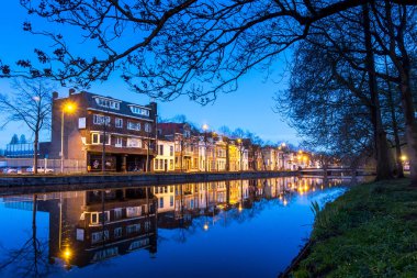 Gouda, Hollanda - Arril 29, 2013: Belediye Çarşı Meydanı şehirde Gouda, Hollanda