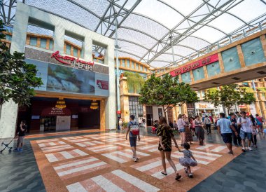 İnsanlarla alışveriş merkezinin içini görmek