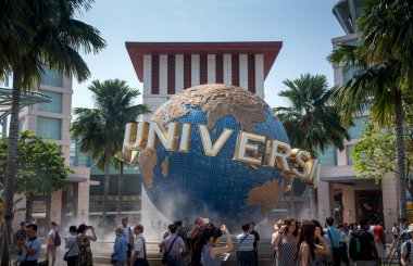 Gündüz vakti eğlence parkında kalabalık