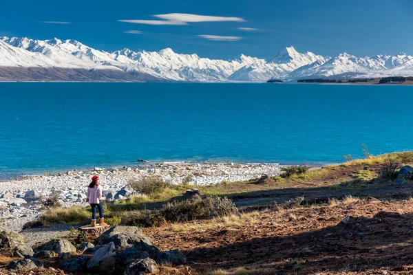 Kobieta Patrząca Malowniczy Widok Cook Nowej Zelandii — Zdjęcie stockowe