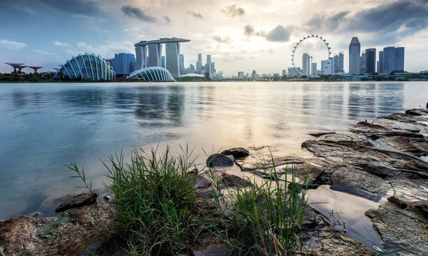 Singapur Ufuk Hattı Liman Suyu Üzerindeki Binalar — Stok fotoğraf