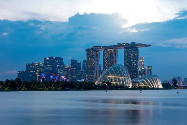 Singapur Binaları Alacakaranlıkta Aydınlandı Liman Suyuna Yansıdı — Stok fotoğraf