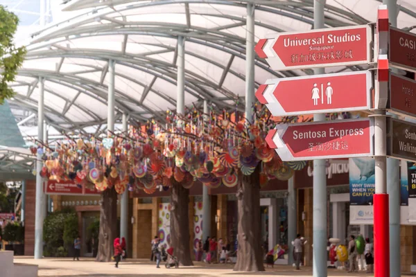 Sentosa Parkı 'ndaki yol işareti 