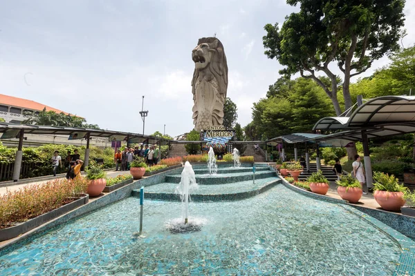 Brunnen Überfüllten Park Tag — Stockfoto