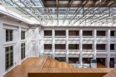 Modern bir binanın içinde.