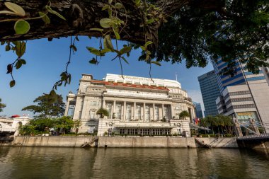 modern şehrin modern mimarisi ve önplanında nehir var. 