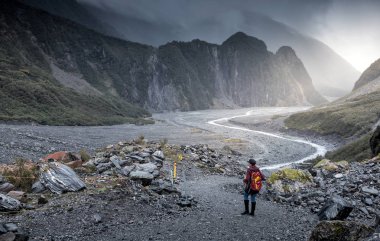 Dağlara bakan kadın manzarası 
