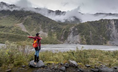Dağlara bakan kadın manzarası 