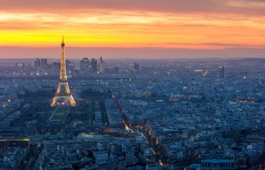 Paris - 1 Mayıs: Eyfel Kulesi Paris 1 2013 Mayıs tarihinde alacakaranlıkta parlak ışıklı. Fransa'nın en çok ziyaret edilen anıt Eiffel Kulesi değil.