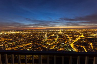 Paris - 1 Mayıs: Eyfel Kulesi Paris 1 2013 Mayıs tarihinde alacakaranlıkta parlak ışıklı. Fransa'nın en çok ziyaret edilen anıt Eiffel Kulesi değil.