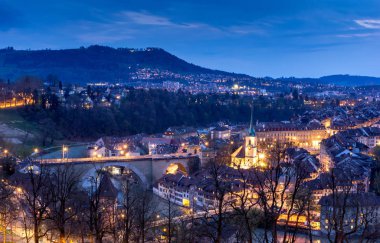 Bern. Bern, sermaye city İsviçre, dramatik günbatımı sırasında görüntü.