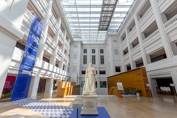 Statue Empty Hall Modern Building — Stock Photo, Image