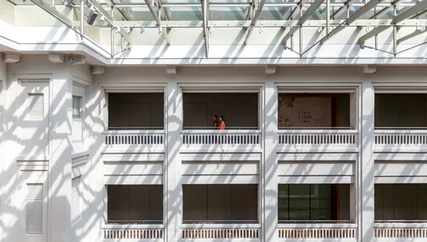 Gente Negocios Caminando Oficina Moderna —  Fotos de Stock