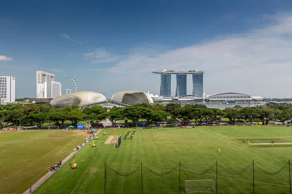 近代的な市庁舎を背景にした空のスタジアム ストック画像