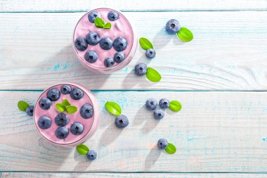 iki porsiyon taze yaban mersini, üstten görünüm ile ev yapımı güler yüzlü