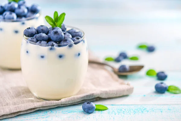 Yogur Casero Con Arándanos Frescos Sobre Fondo Rústico Turquesa — Foto de Stock