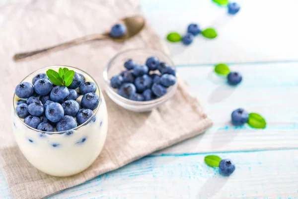 Yogur Griego Casero Bayas Frescas Arándanos Frasco Con Una Cuchara — Foto de Stock