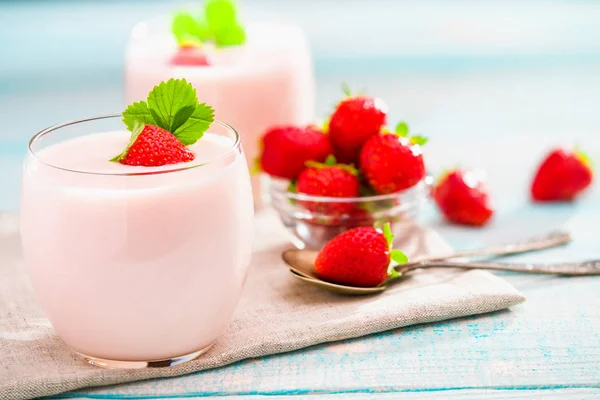 Yogurt Fresa Casero Ecológico Con Fresas Frescas Sobre Fondo Madera — Foto de Stock