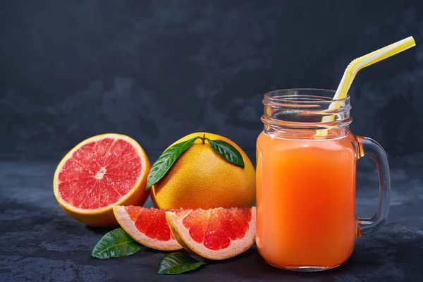 Botol Kaca Dari Jus Jeruk Organik Dengan Buah Buahan Segar — Stok Foto