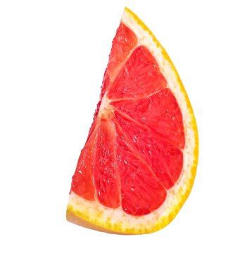 Olgun izole kırpma yolu ile beyaz arka plan üzerinde pembe greyfurt dilim
