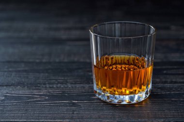 Siyah ahşap masa vurgulamak ve sert likör bardak.