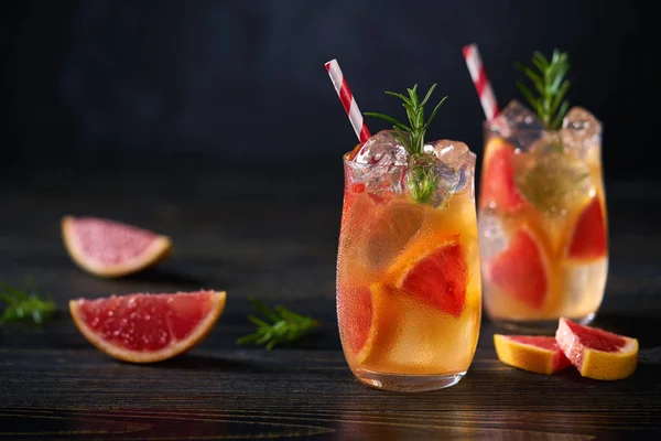 Dva Alkoholické Koktejly Nebo Grapefruitový Margarita Ledem — Stock fotografie