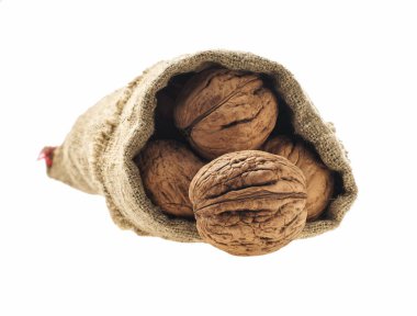 Beyaz arka plan üzerinde izole çanta içinde ceviz 