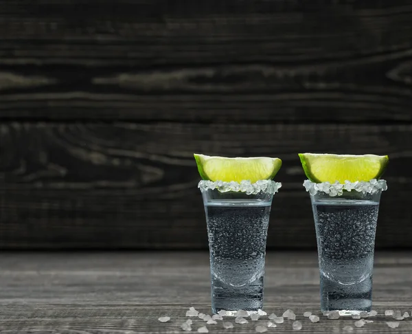 Tequila Plata Fría Con Cristales Sal Blanca Lima Sobre Fondo —  Fotos de Stock