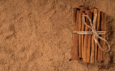 Toz tarçın dokusuna yakın arka plan, üstten görünüm