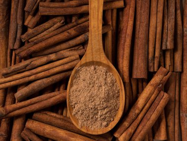 Tarçın ve vurdu, tahta kaşık makro üstten görünüm doku