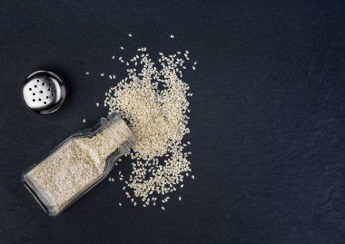 Susam taş siyah arka planda, üstten görünüm