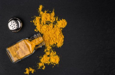 Curcuma taş siyah arka planda, üstten görünüm