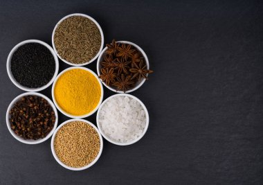 Büyük bir siyah arka plan üzerine Hint baharat ayarla