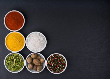 Büyük siyah bir arka plan üzerinde Asya baharat ayarla