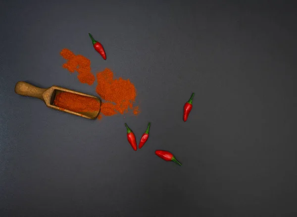 Красный Перец Стручки Чили Порошок Деревянной Лопате Черном Фоне Вид — стоковое фото