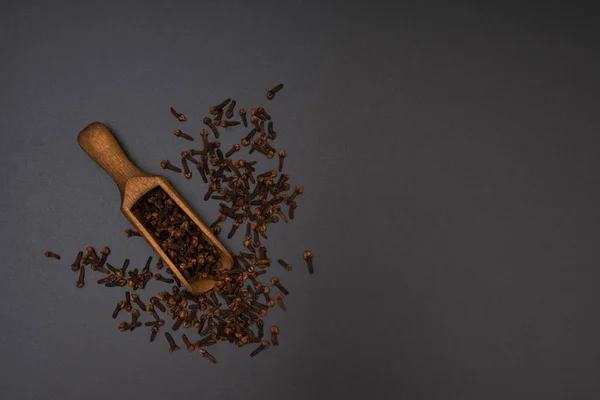 Clove Wooden Shovel Black Background Top View — Stock Photo, Image