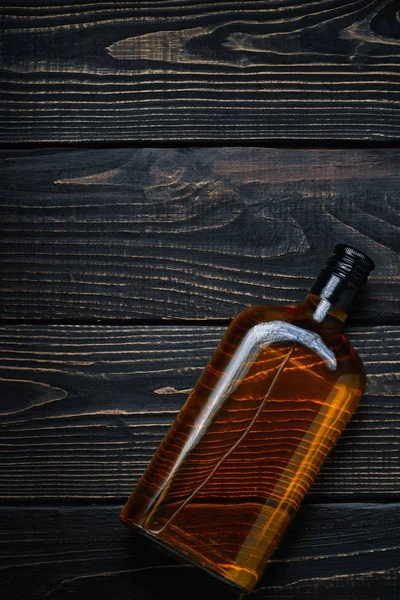 Volle Flasche Whiskey Auf Einem Schwarzen Holztisch — Stockfoto