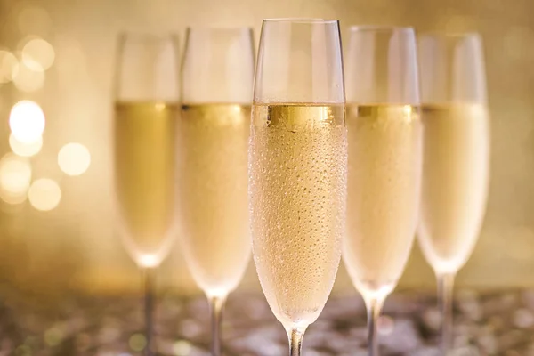 シャンパン ゴールドの背景に 選択と集中 — ストック写真