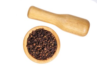 Diş havaneli ve ahşap harç izole bir beyaz arka plan üstten görünüm