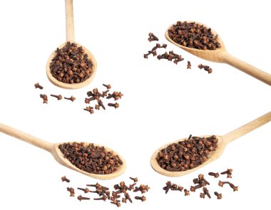 Beyaz bir arka plan üzerinde izole bir tahta kaşık kuru karanfil. Birçok seçenek