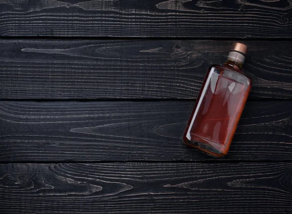Pełnych Butelek Whisky Czarny Drewniany Stół Położenie Poziome — Zdjęcie stockowe