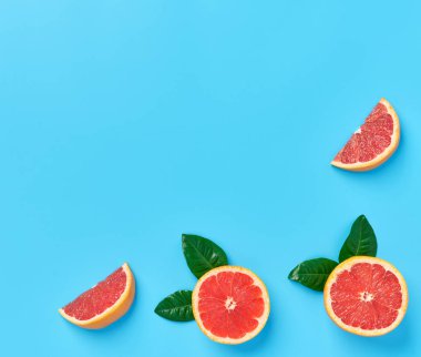 Olgun bir mavi background.top görünümde pembe greyfurt yarısı