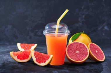 Plastik kap karanlık tablo taze meyve ile organik taze greyfurt suyu