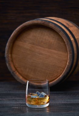 buz üstünde siyah bir ahşap masa üzerinde ahşap bir masa ile viski