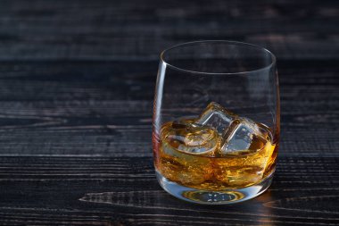 buz üstünde siyah bir ahşap masa üzerinde ahşap bir masa ile viski
